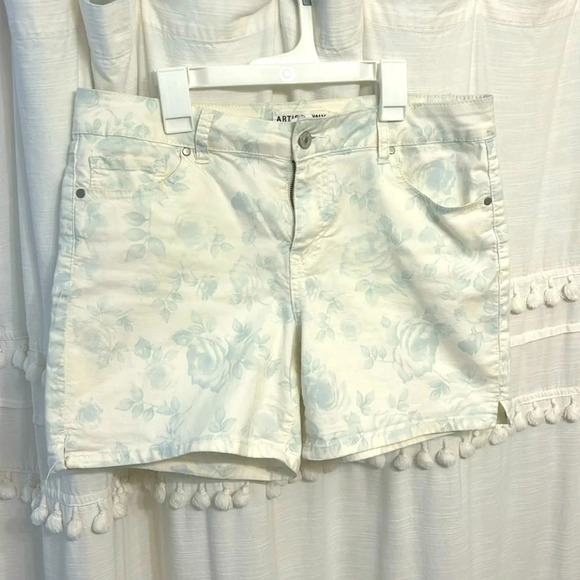 Artisan New York white and blue floral shorts size 10 - Picture 1 of 4